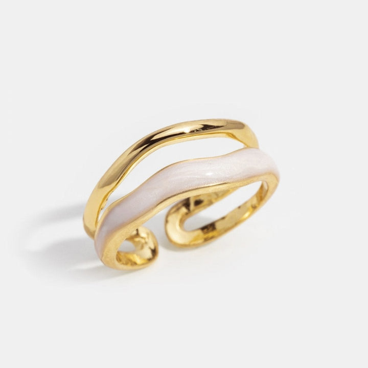 Beatrix – Goldener Bandring mit schlichter Silhouette.